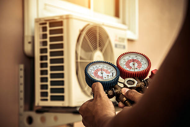 Professional Hvac technician working in Universal City, TX